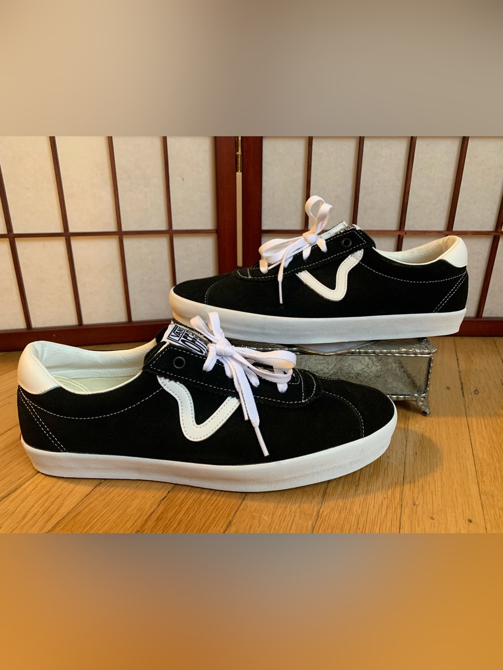 NWOB VANS OFF THE WALL Black Suede/White Trim Lace-Up Sneakers Men 11.5/Women 13